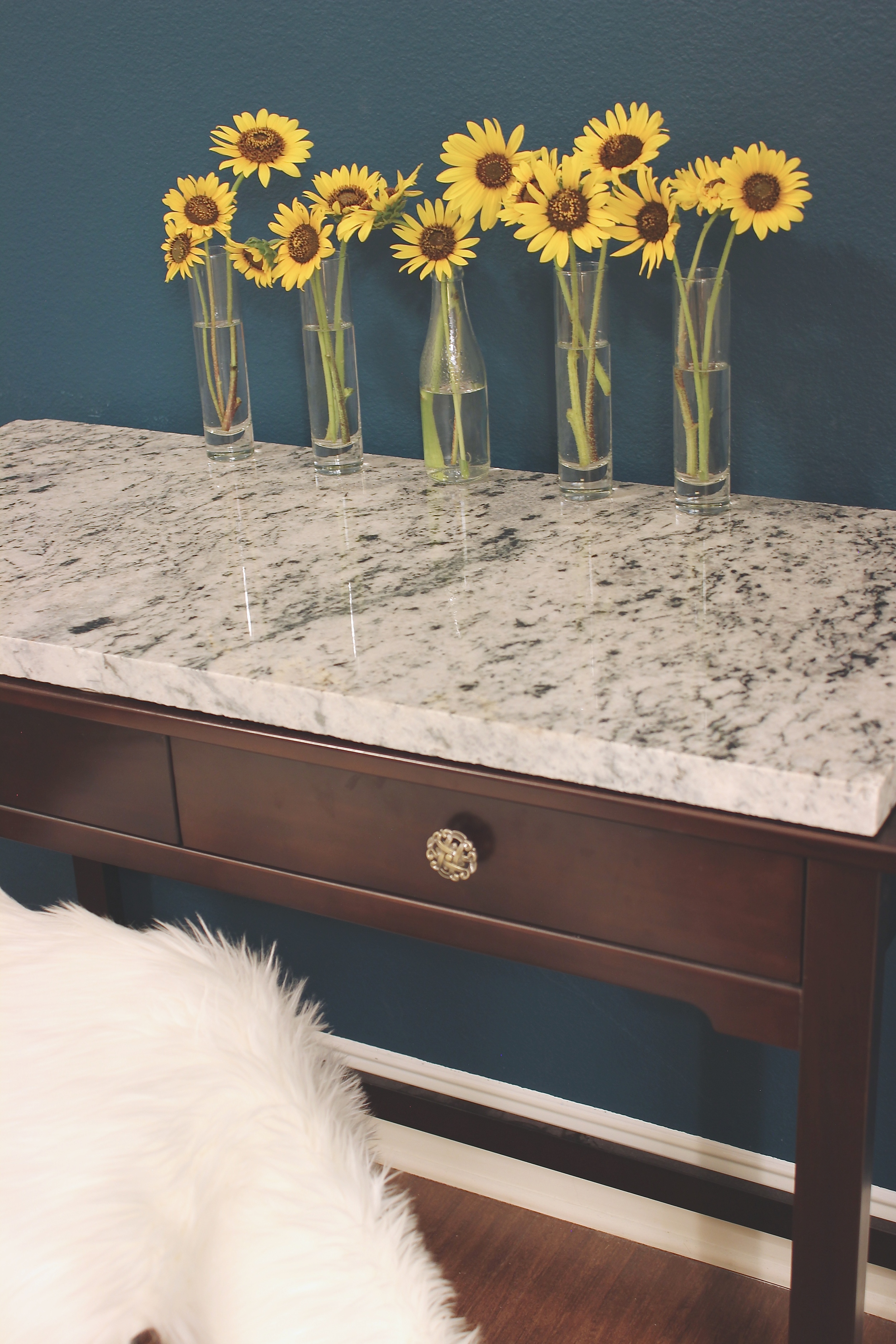  These sunflowers really add so much&nbsp;contrast to this wall.&nbsp; 