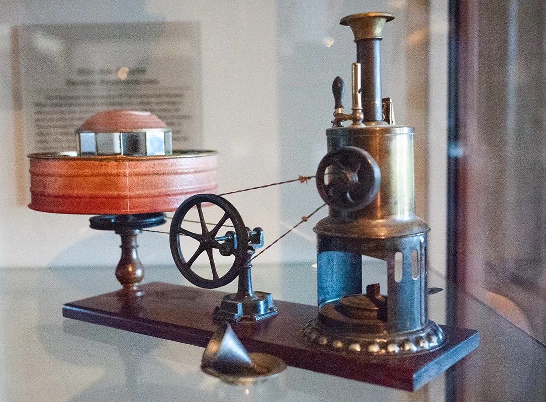 Hot-air engine driven praxinoscope produced by Ernst Plank in 1898.