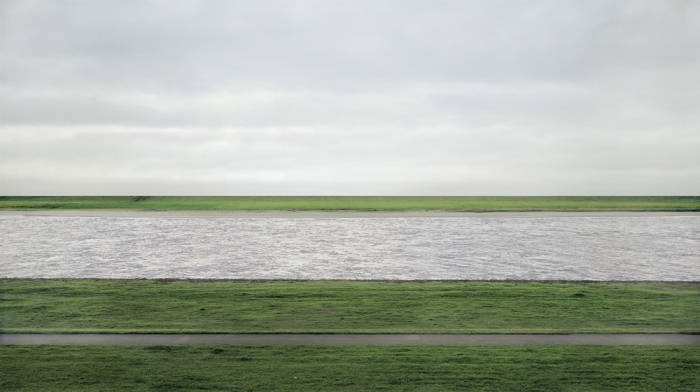 Andreas Gursky'nin Rhein II adlı tablosu 4,3 milyon dolara açık arttırmada alıcısını bulmuş.