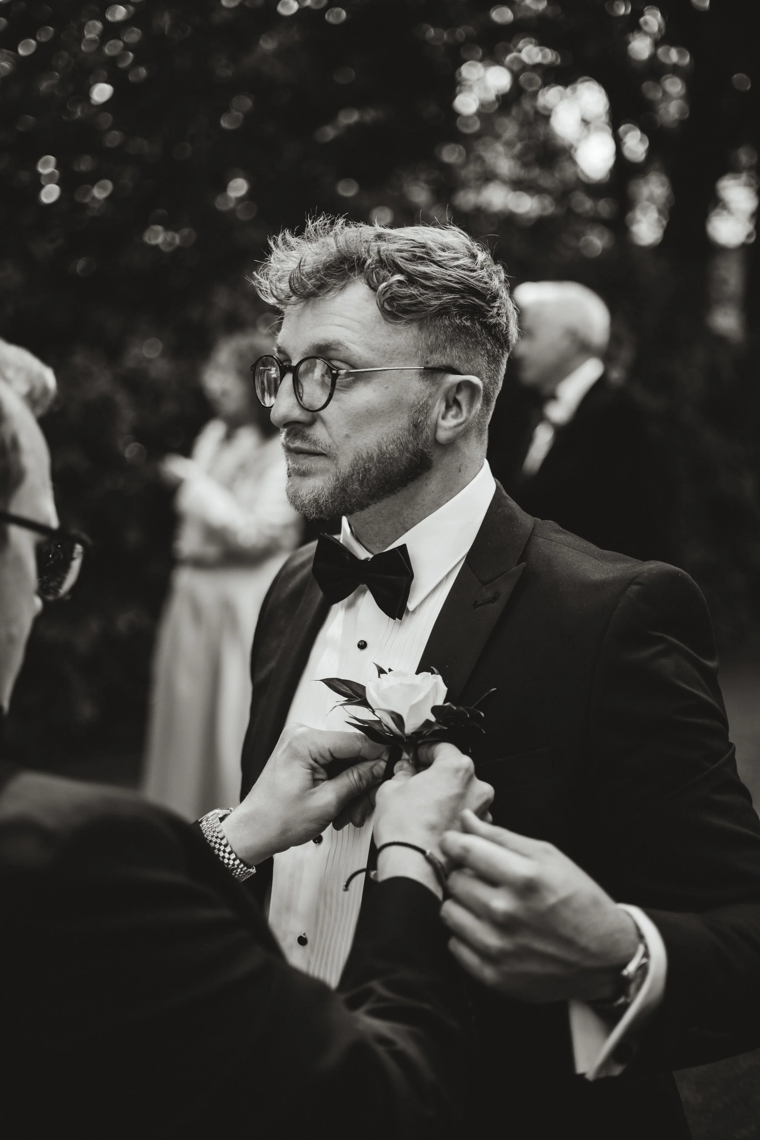Groomsman having his buttonhole put on