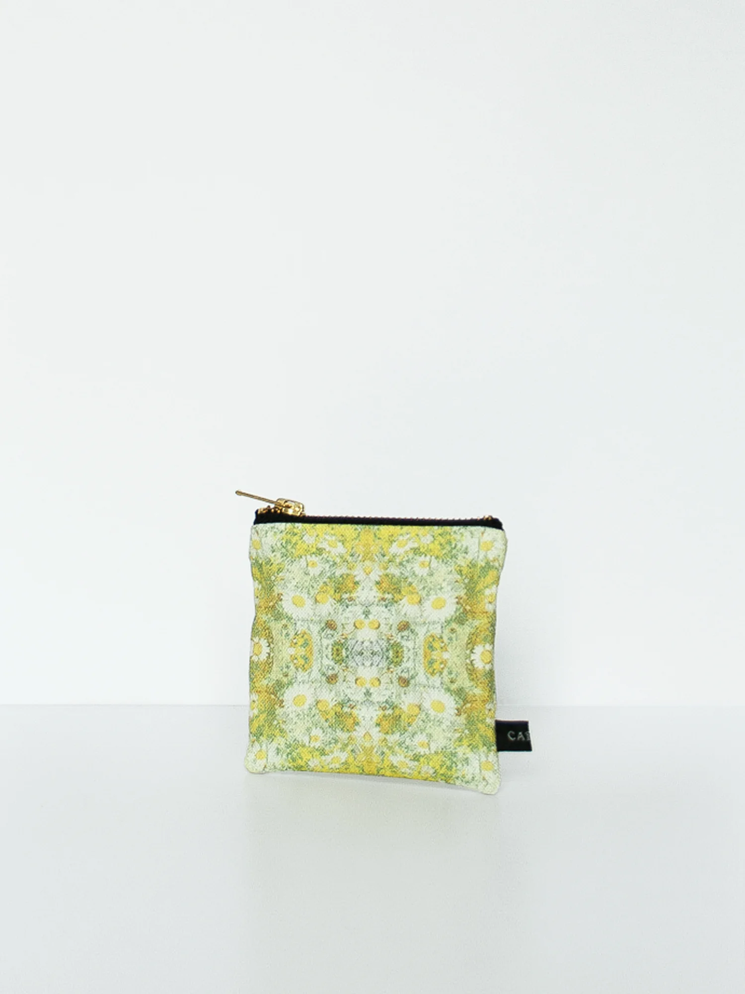 1e.Daisies-Pouch-mini.jpg