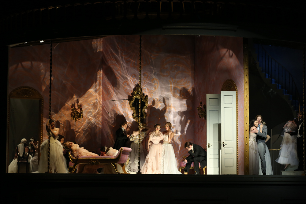 1-La-Traviata_by-Natasha-Razina-©State-Academic-Mariinsky-Theatre-26.jpg