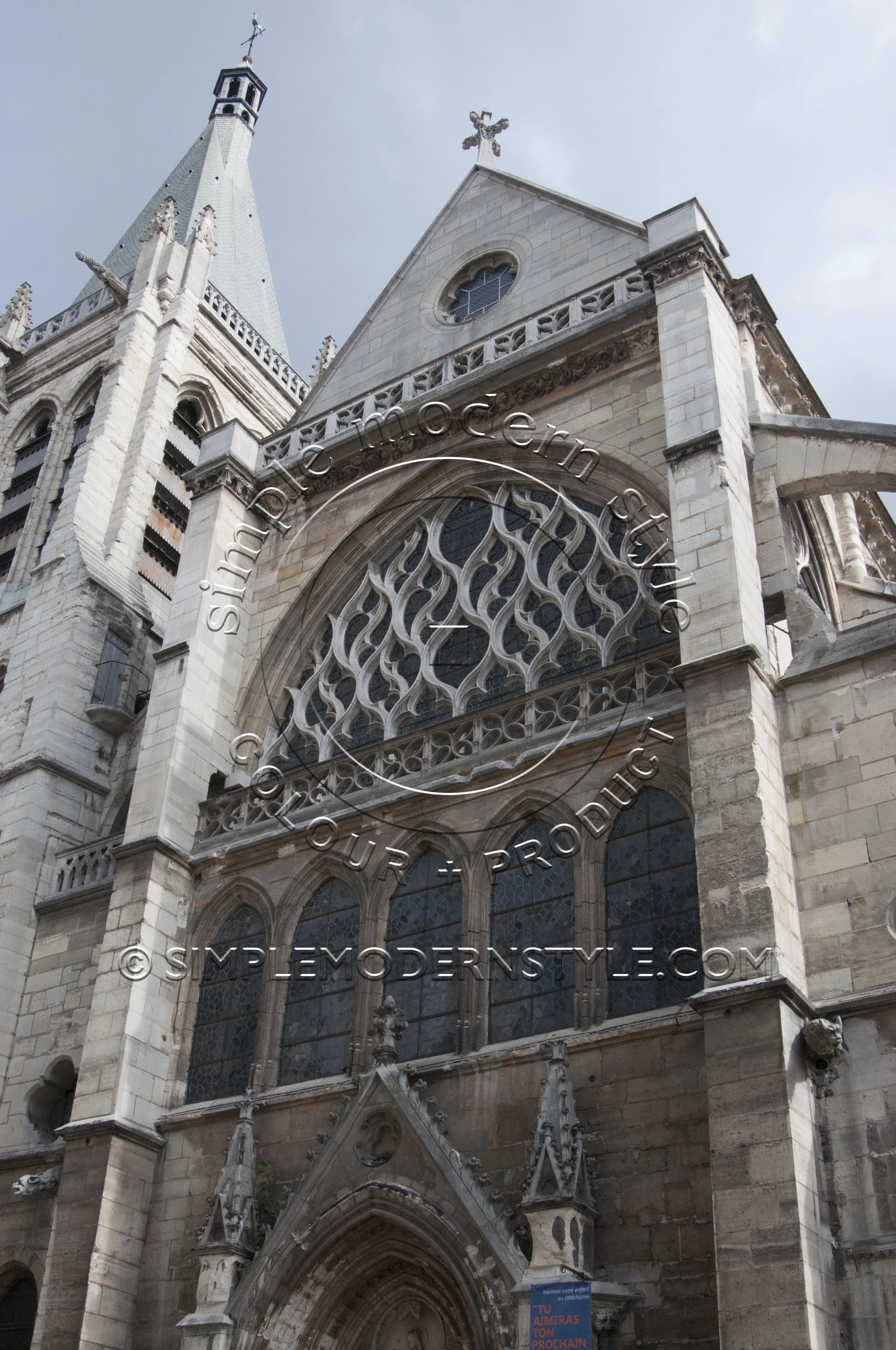 Notre Dame, Paris Photo: Simple Modern Style