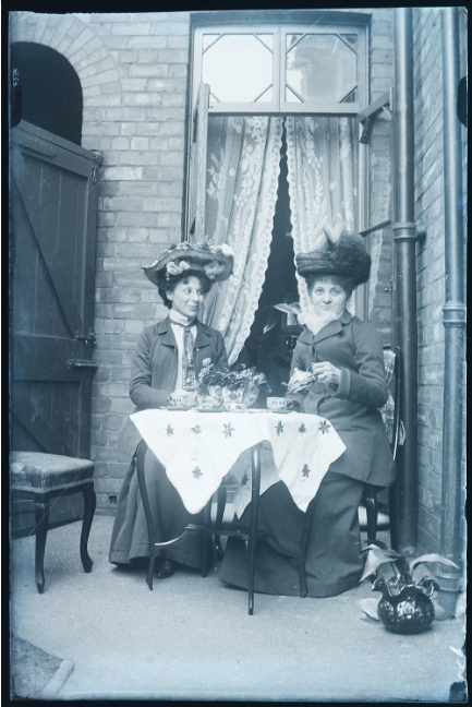 This may (or may not) be an actual picture of Paul and Pádraig breakfasting.