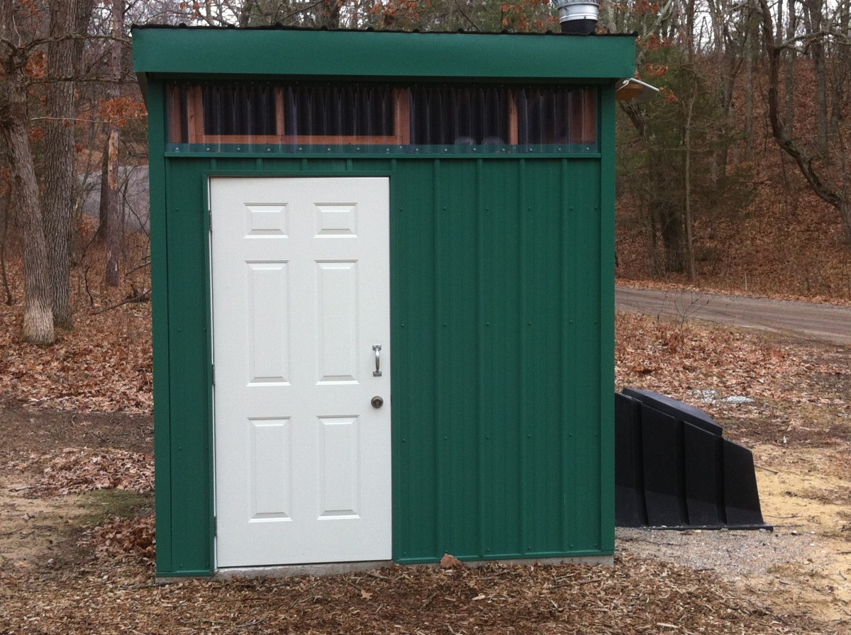 outhouse01.jpg