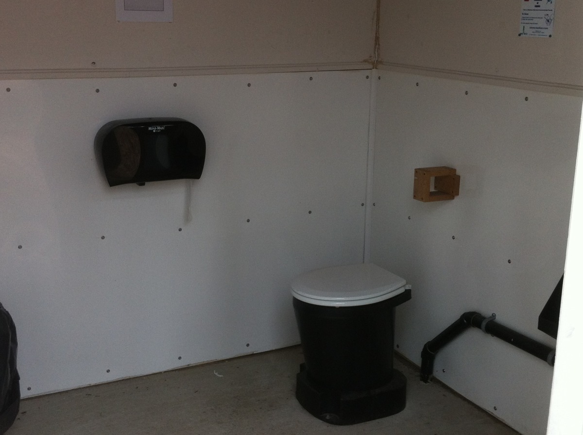 outhouse02.jpg