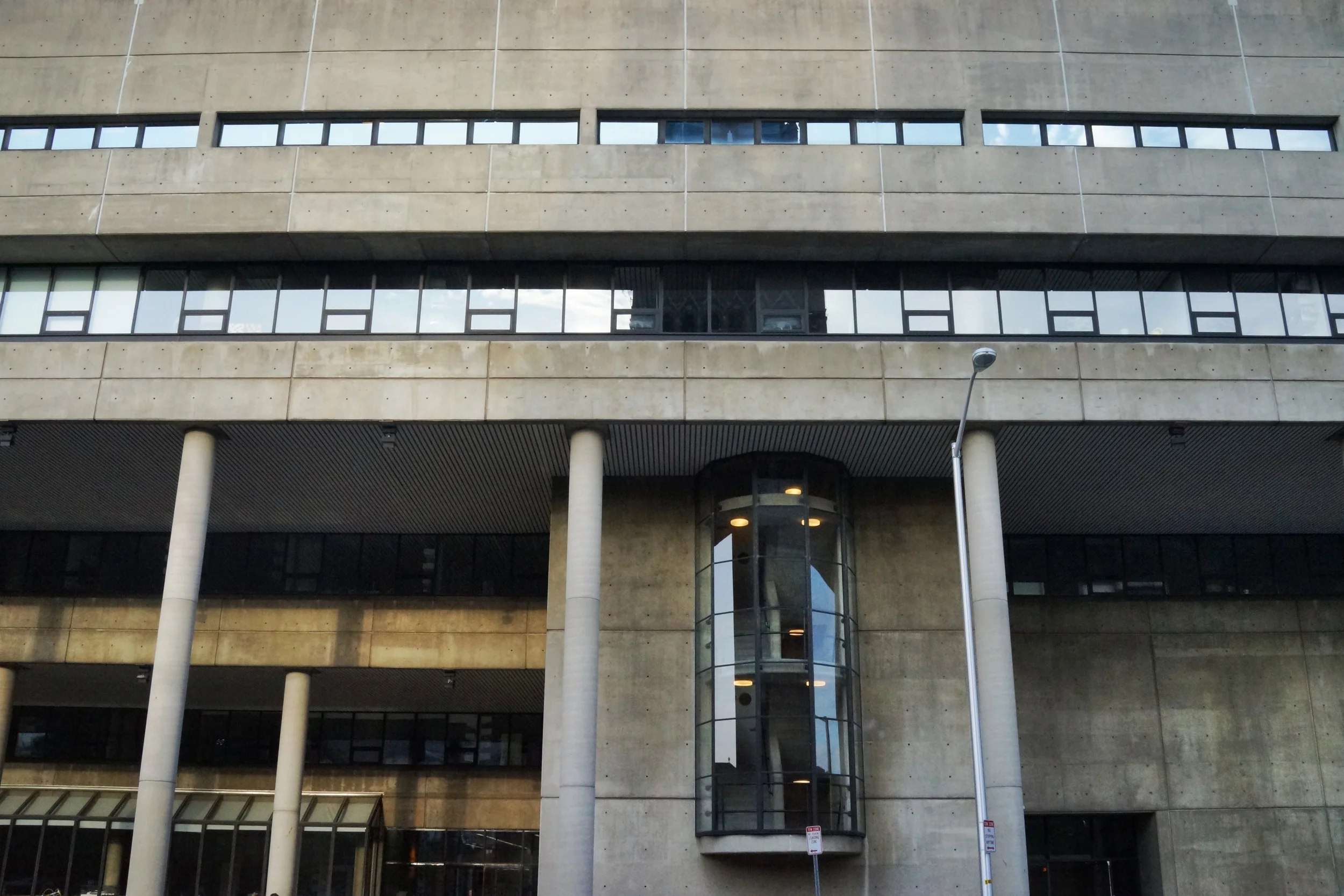 The Facade of the GSD is nice mix of concrete and glass. From the front the building gives a somewhat cold and intimidating impression. The building sits close to the street, this allows for a larger courtyard in the back portion of the building. 