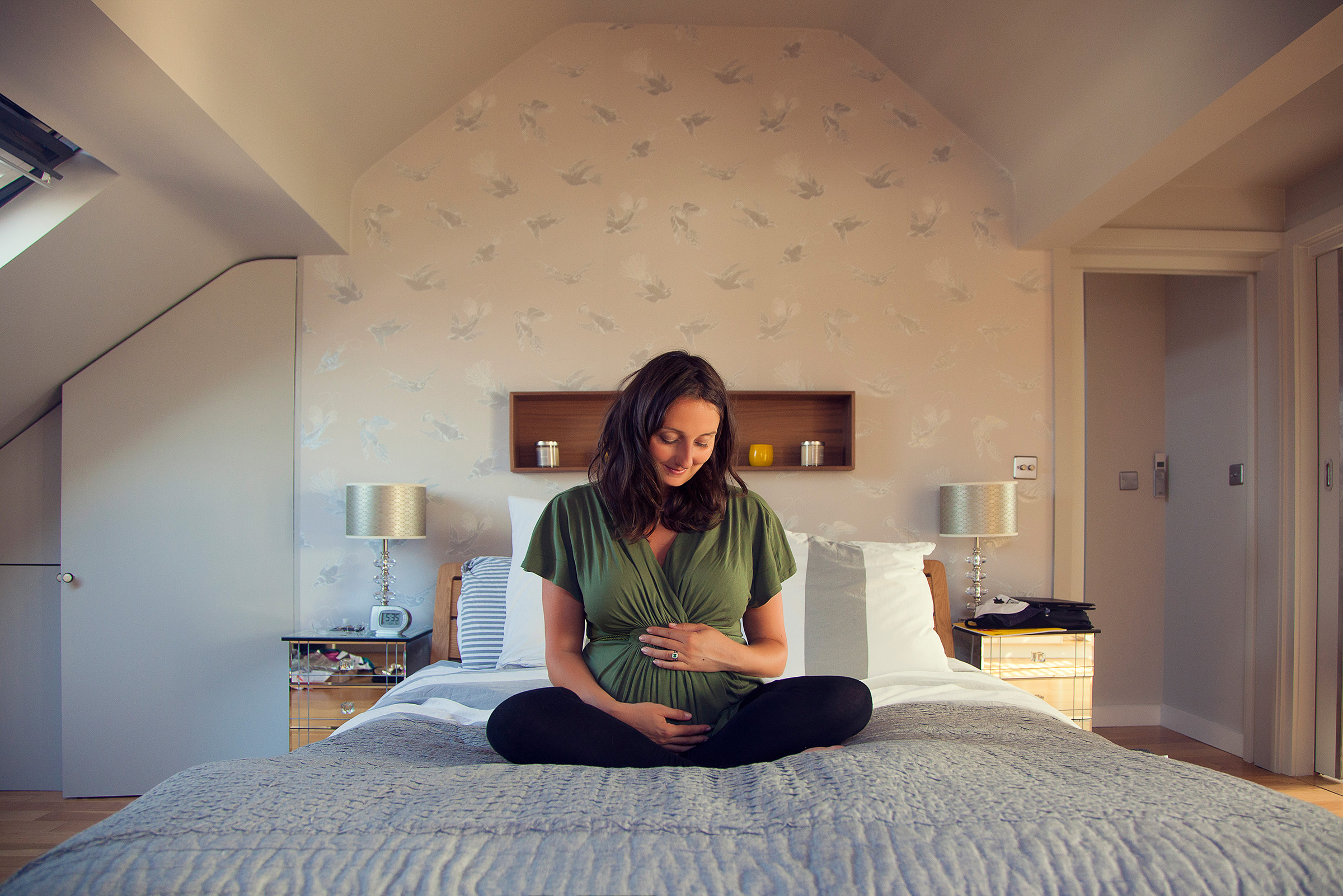 lifestyle photography of expecting mum at her home