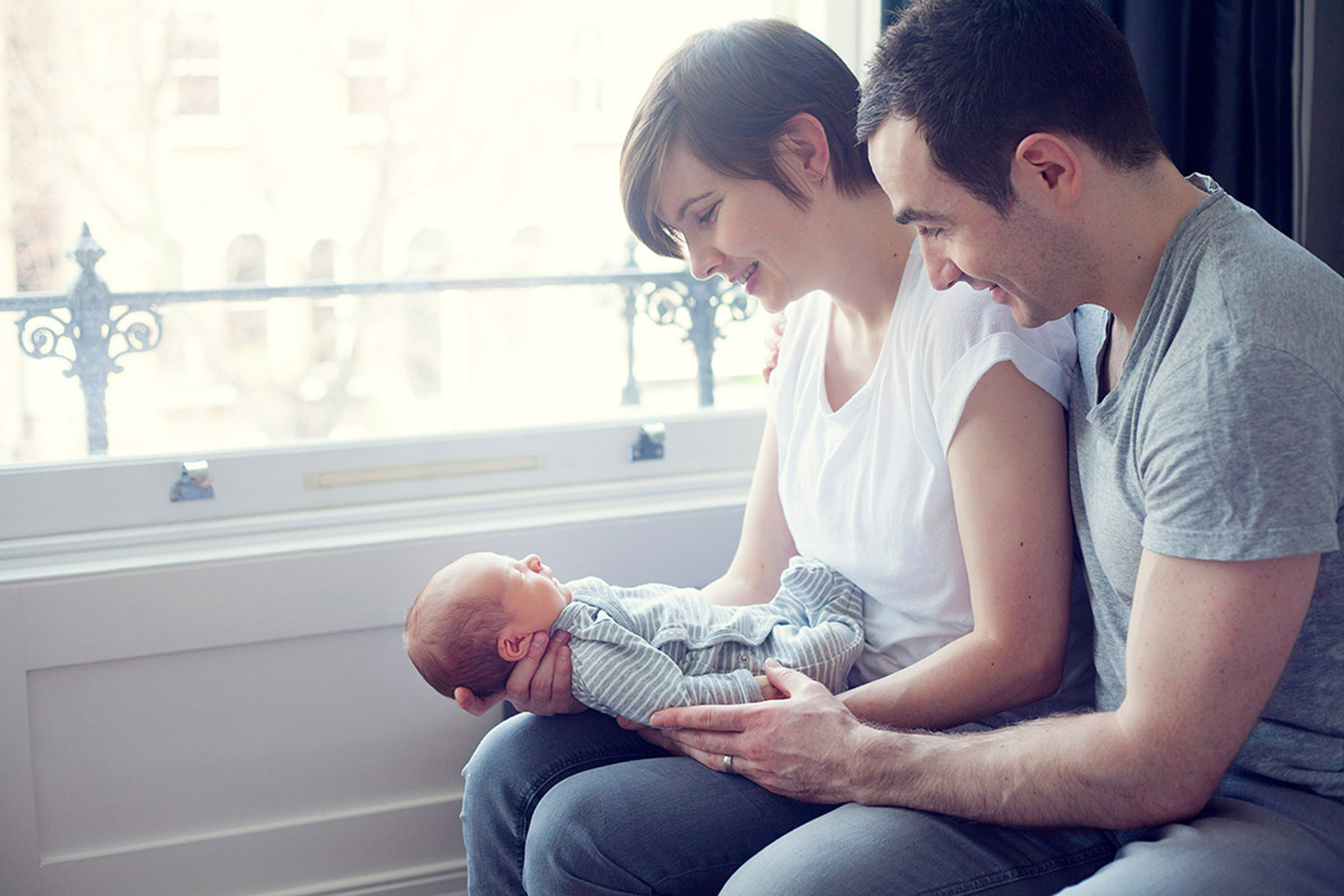 lifestyle photography family with newborn