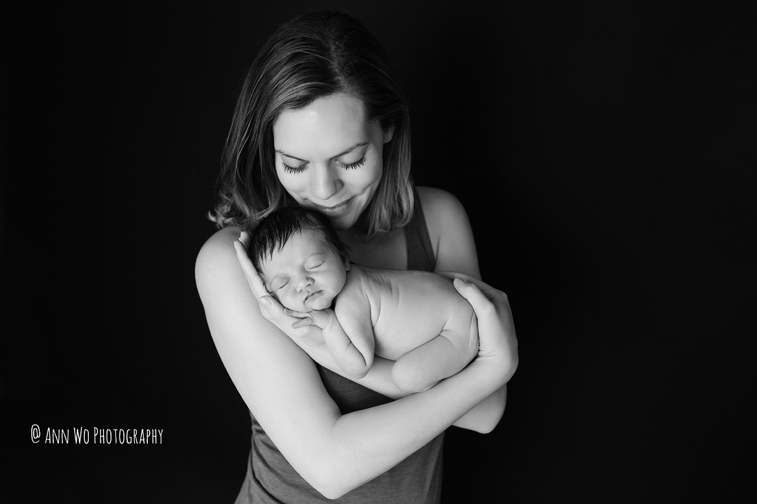 ann wo london newborn photographer skin-to-skin with mum and baby