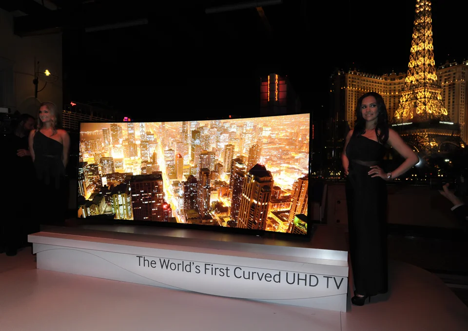 web_SAmsung_UHD_curve_45.jpg