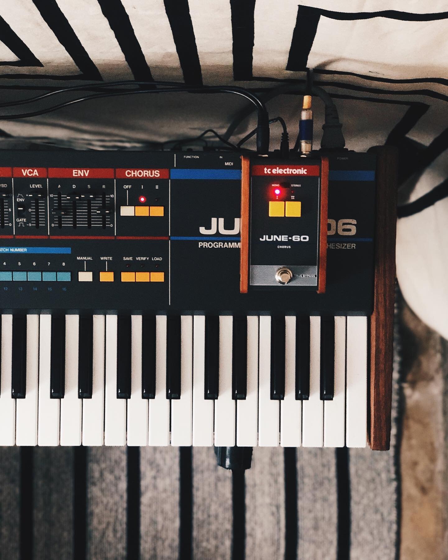 Synthception??? .
. . . . . #roland #juno60 #tcelectronics #guitarpedals #synthesizer #electronicmusic #alternative #indiemusic #cyberpunk #techno #battletapes #retrowave  #newretrowave #90s #synthpop #neon #asthetic #synth #darkwave #ableton #logic 