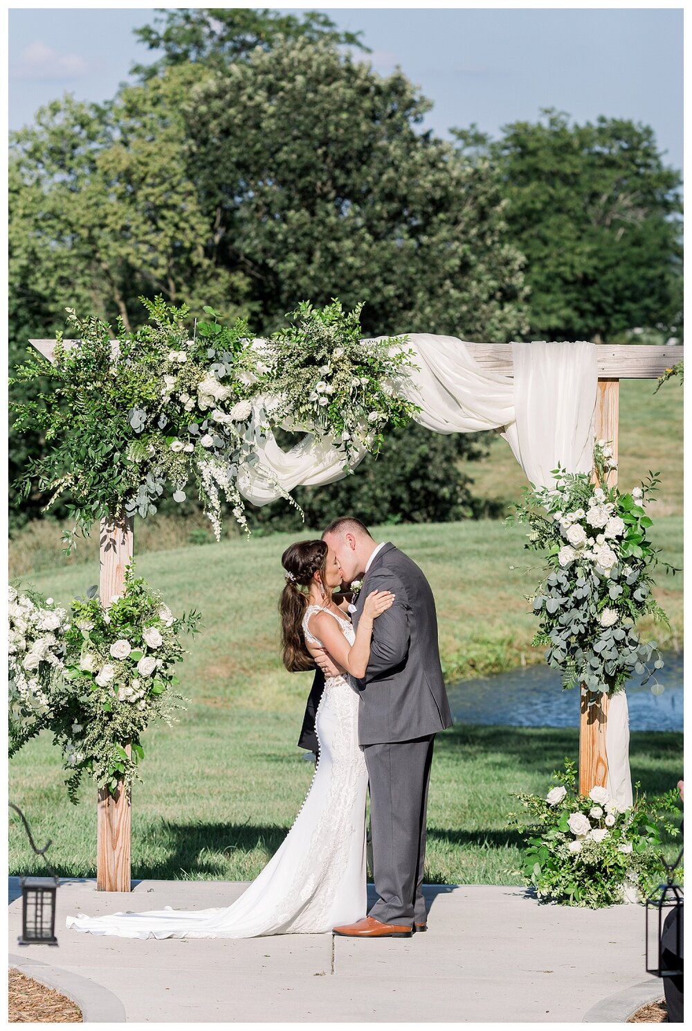 Tobacco-Barn-Farm-Wedding-Photos-B+W-0810-Elizabeth-Ladean-Photography_photo-_9478.jpg