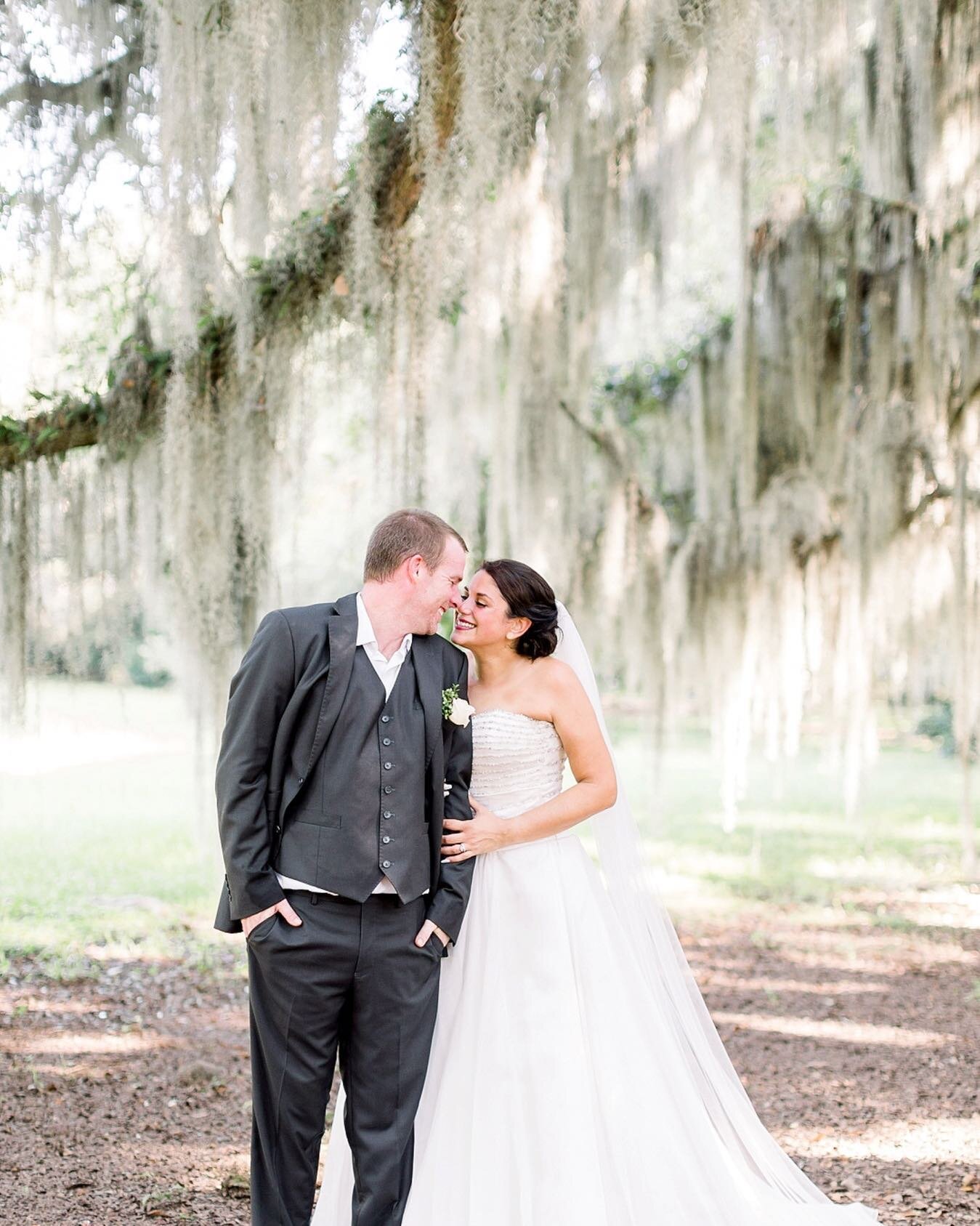Ohhh Charleston, your spanish moss covered oaks have my freakin' heart. This gorgeous day and this gorgeous couple are officially on the blog and you'd be nuts to not go feast your eyes on all this!
