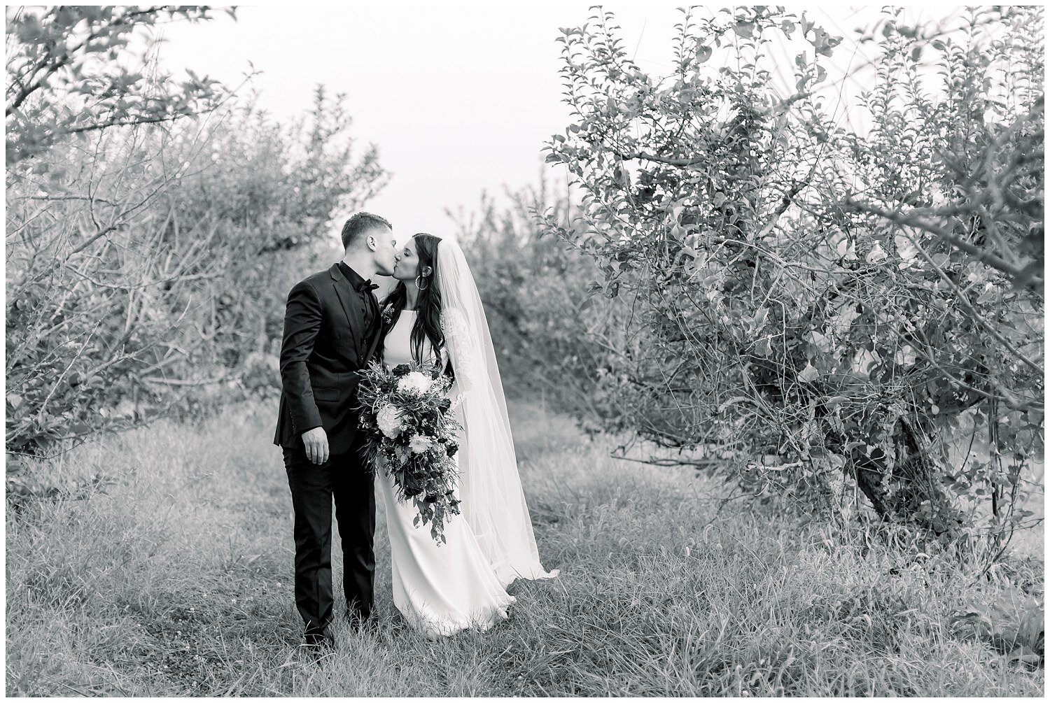 Weston-Timber-Barn-Wedding-Classic-Blacks-JandD-10.10.20-Elizabeth-Ladean-Photography-photo-_8239.jpg
