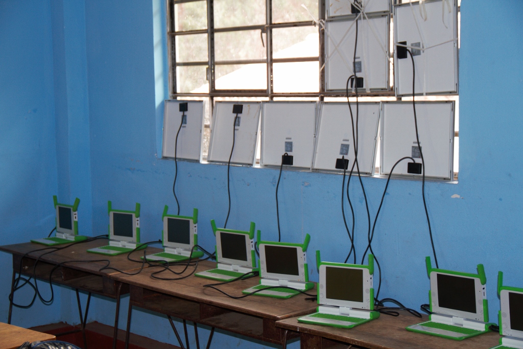 Computers in School at Pacramayu.jpg