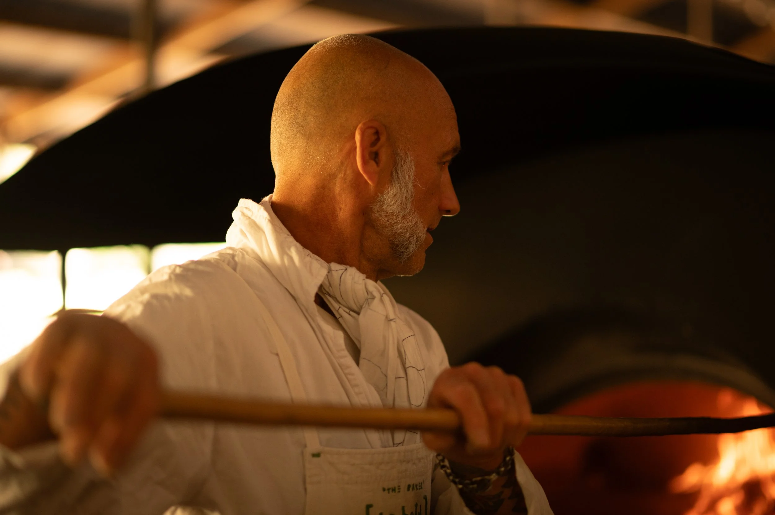 Mike Zakowski baking wood-fired Honoré Hourani sourdough pizzas for the harvest feast