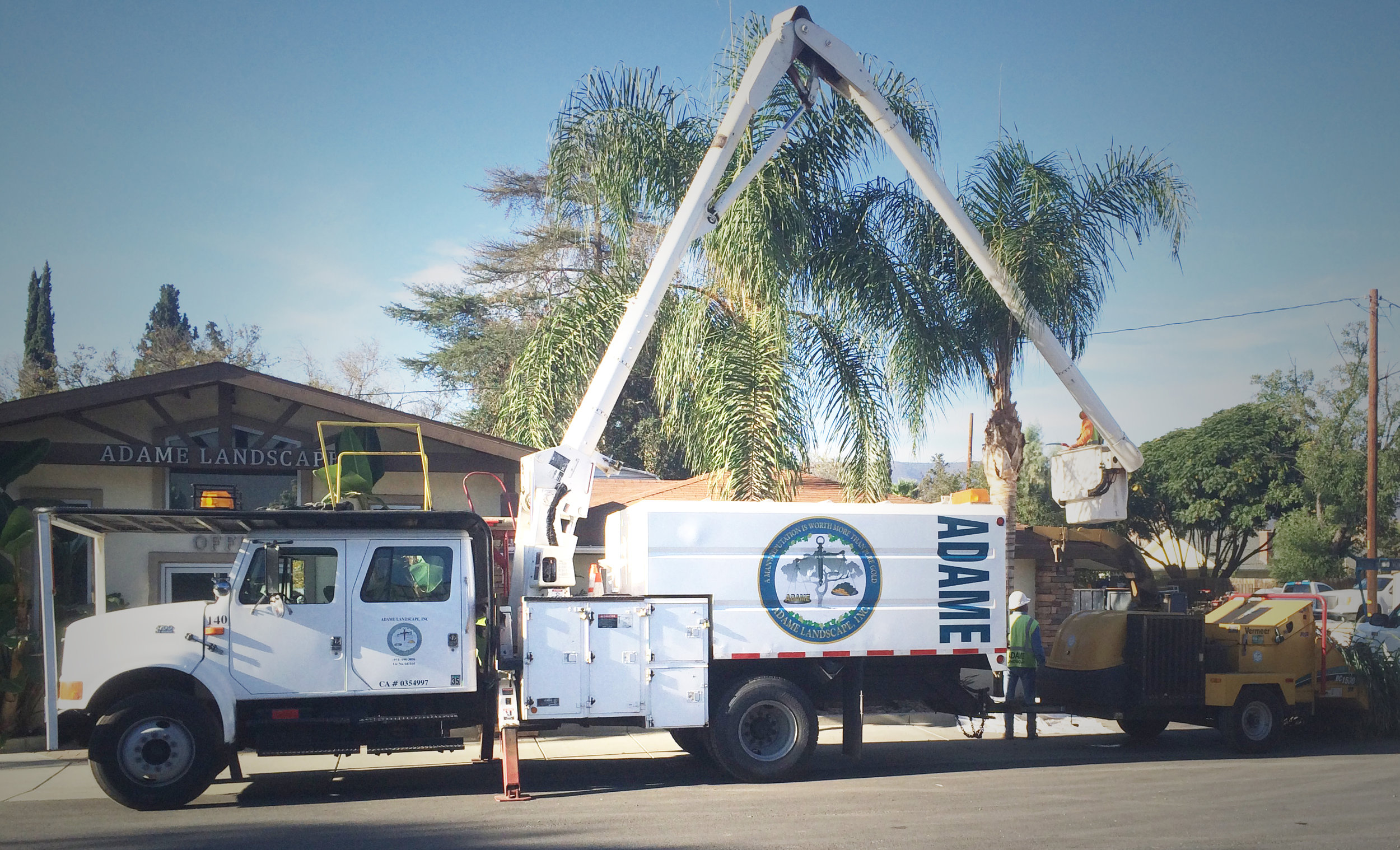 Tree trimming truck.jpg