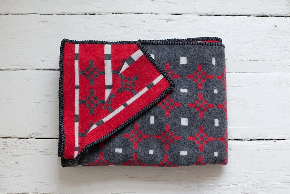 alidover_hygge_red_grey_blanket_flat_web.jpg