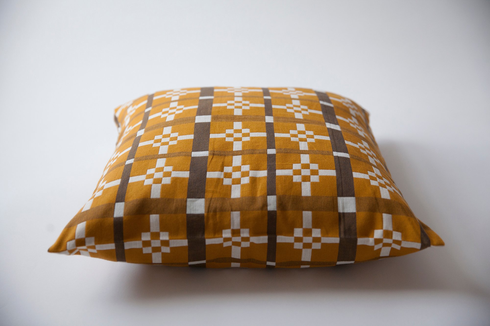 alidover_hygge_honeydark_cushion_web.jpg