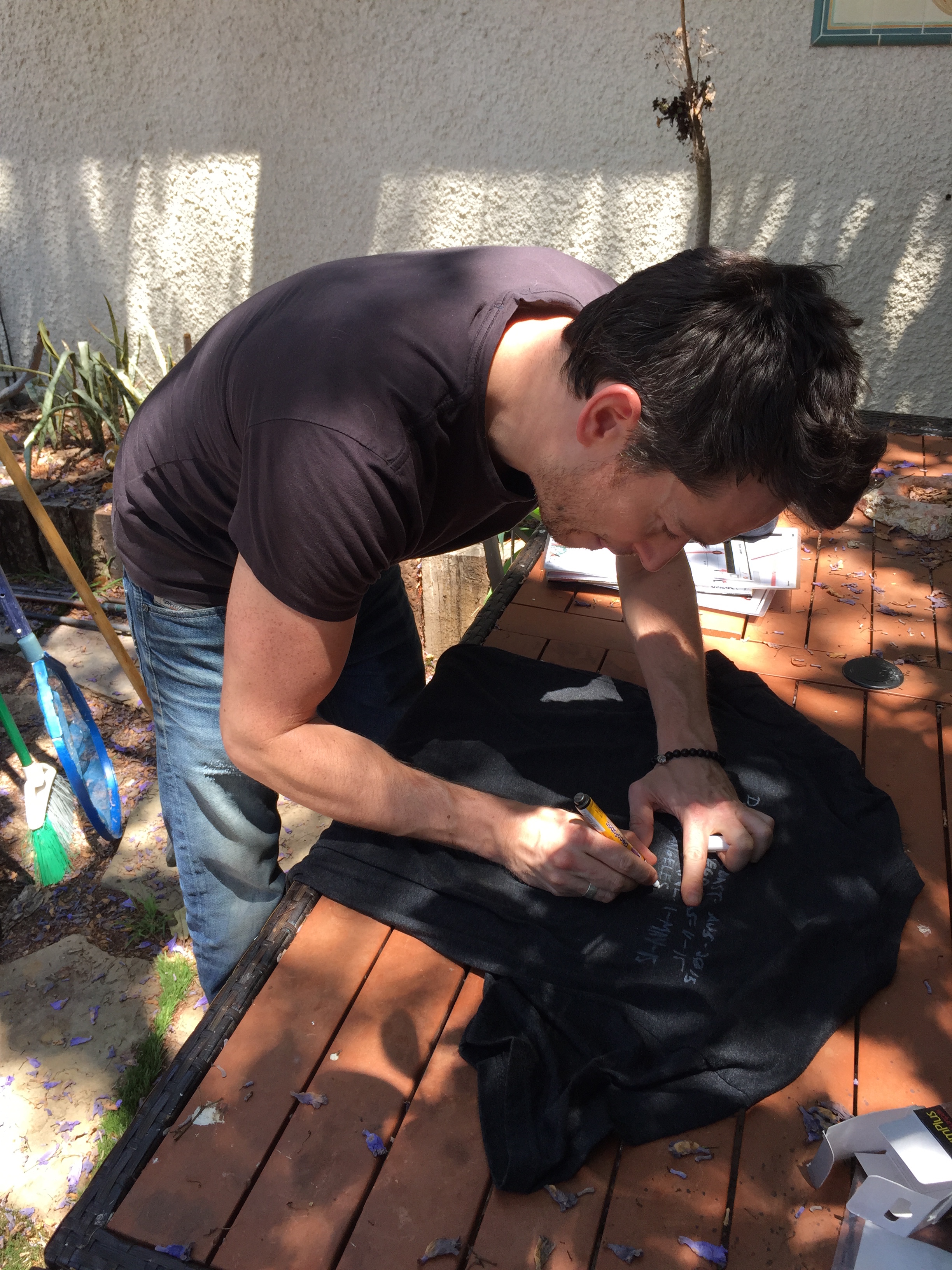 Simon signing the DG shirt in support of Ecuador.