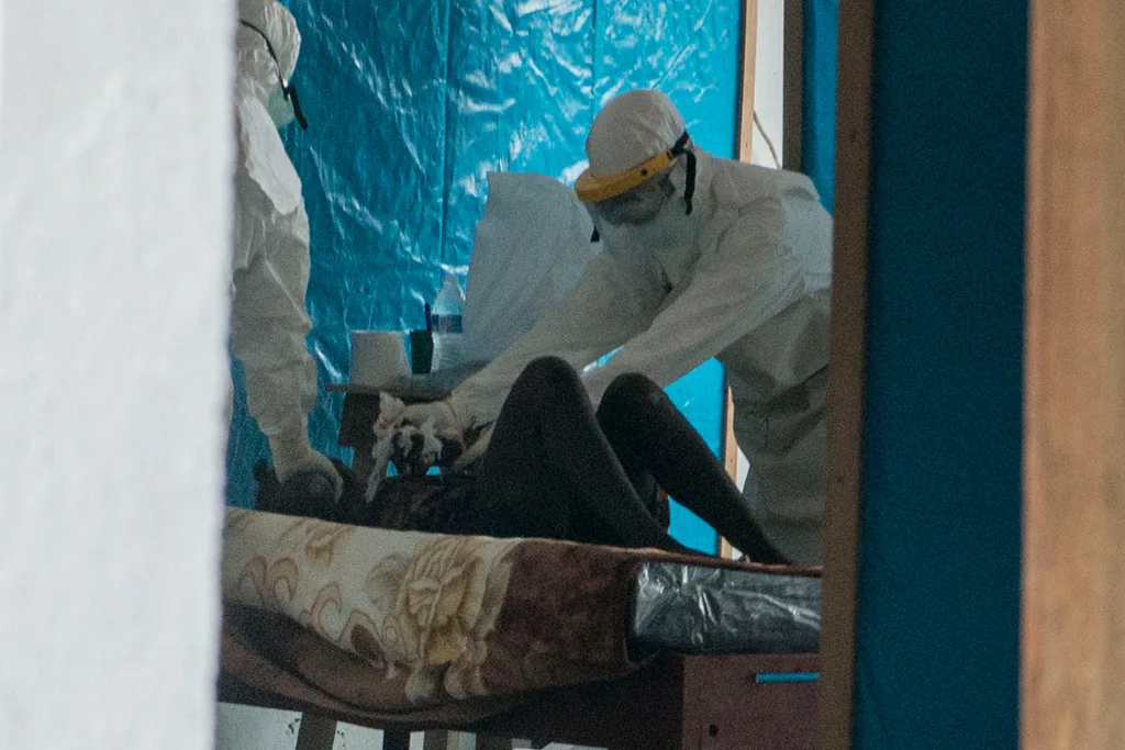 Doctors from the Liberian Ministry of Health, working with personnel from WHO and Médecins Sans Frontières (MSF), attend to a patient quarantined at a Liberian ebola isolation unit in the capitol city Monrovia. Photo: UNMIL/Staton Winter