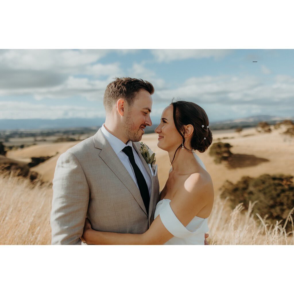 Shayna and Andy got married last Thursday at Brackenridge with all their friends, family and their two adorable doggies. It was on a leap day which was so cool and a date their loved ones will always remember. We did a first look to calm the nerves b