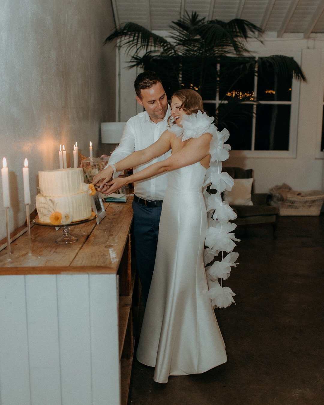 Jackie and Steve married at @rose_and_smith last weekend with family and friends flown in from the US and all over. It was a beautiful late summers day wedding in the garden nook followed by canap&eacute;s on the lawn. 

J+S wanted a unique experienc