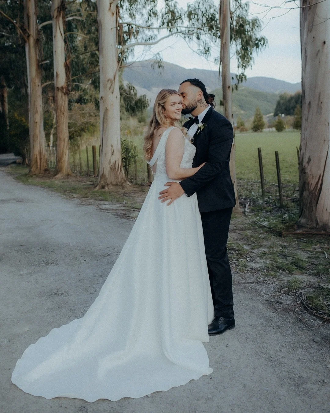 Livi & Keegan came all the way home from the British Virgin Islands to get married in front of their closest friends and family. They had their ceremony at a friend’s private property and then celebrated the night away.
It was such lovely a