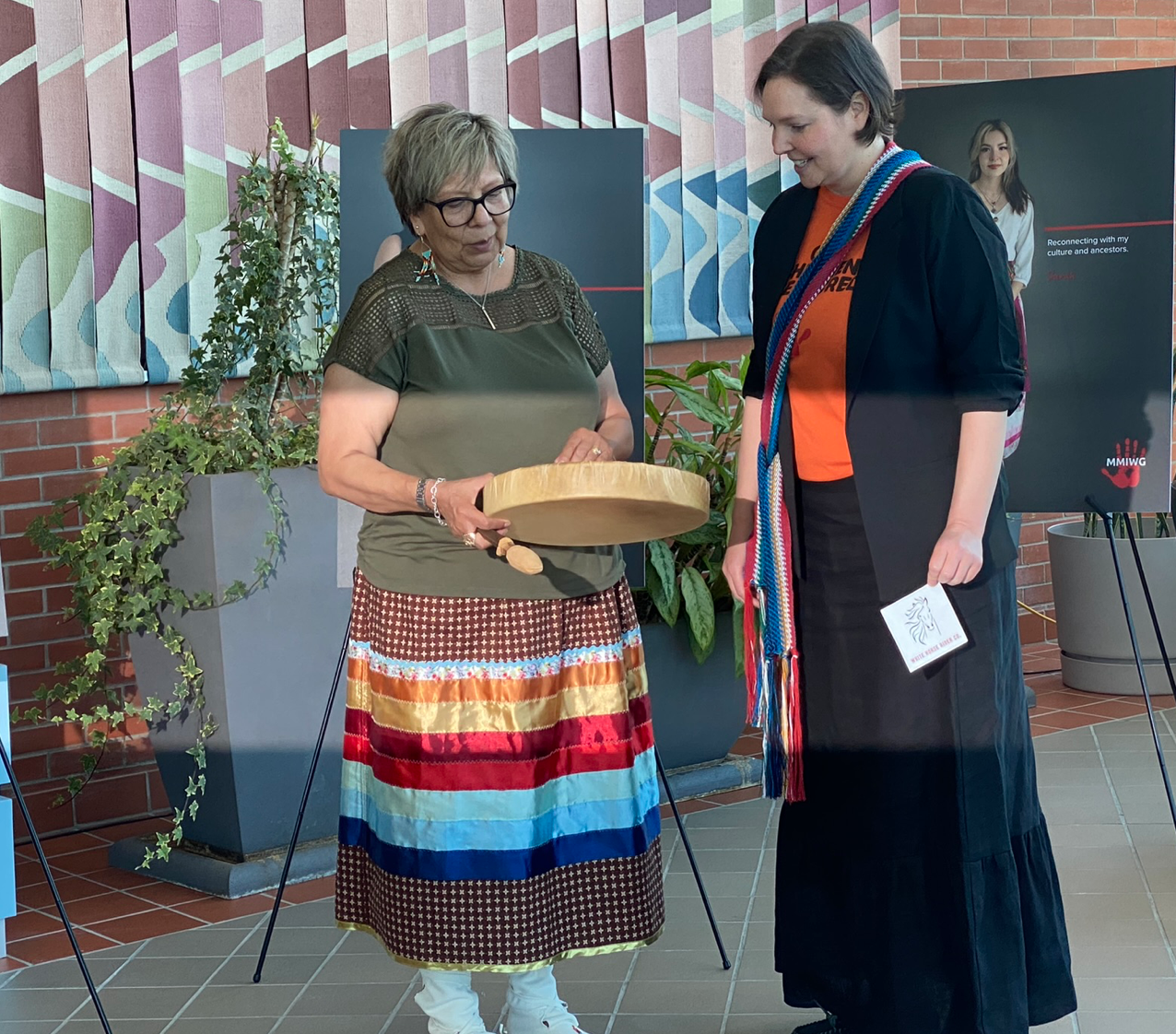 Brenda Mercer and Mayor Linnsie Clark