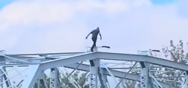 Man Scales Finlay Bridge Superstructure - Spuderman Disappointed