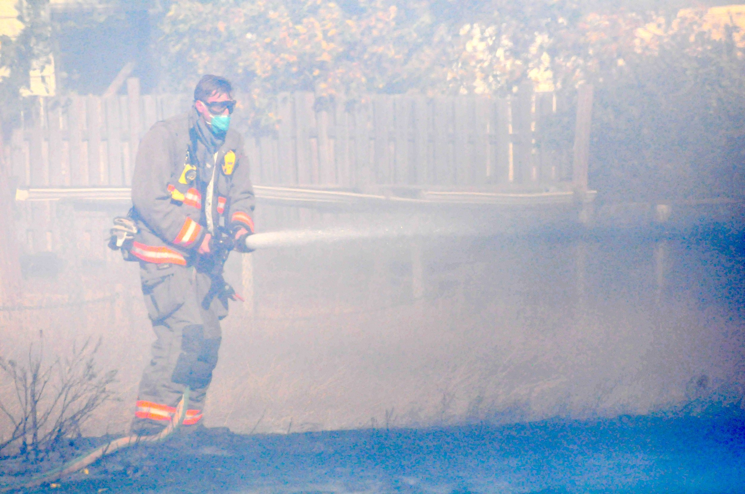 📹 Grass Fire Threatens Homes in SE Hill