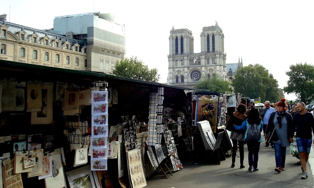 Bouqiniste stalls with Notre-Dame in background