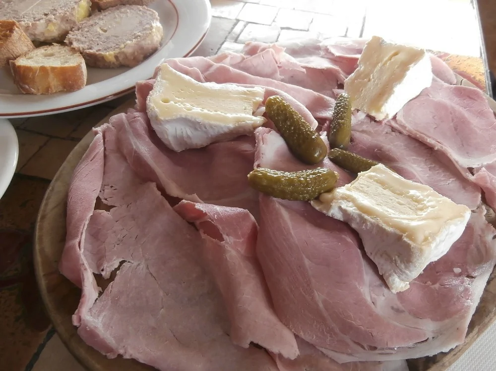 Taverne Henri IV ham platter with camembert