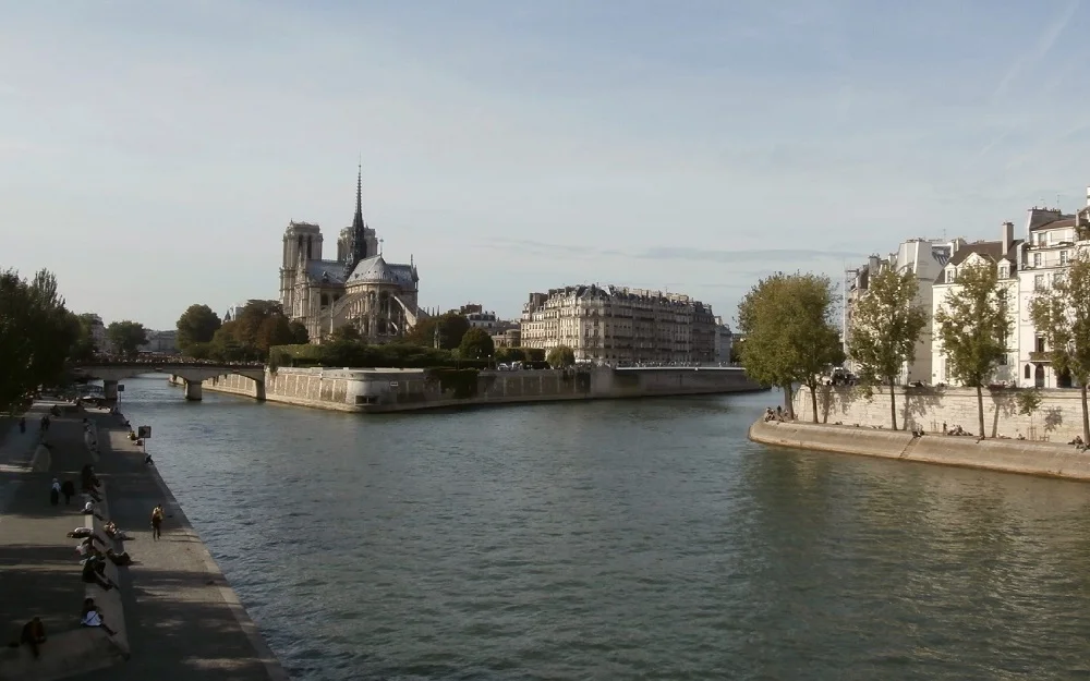 Île de la Cité on the left, Île Saint-Louis on the right