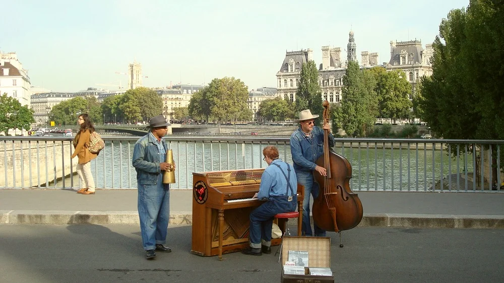 Musicians on the bridge between the islands