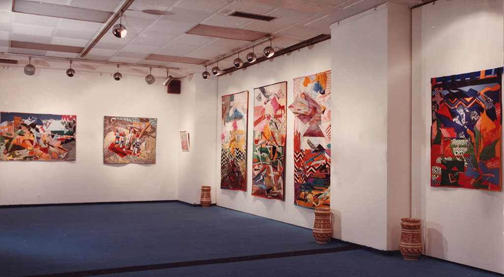 Installation photo from the exhibition showing several textile works (patchworks) / Fotos de la exposición con varios textiles ( patchworks )