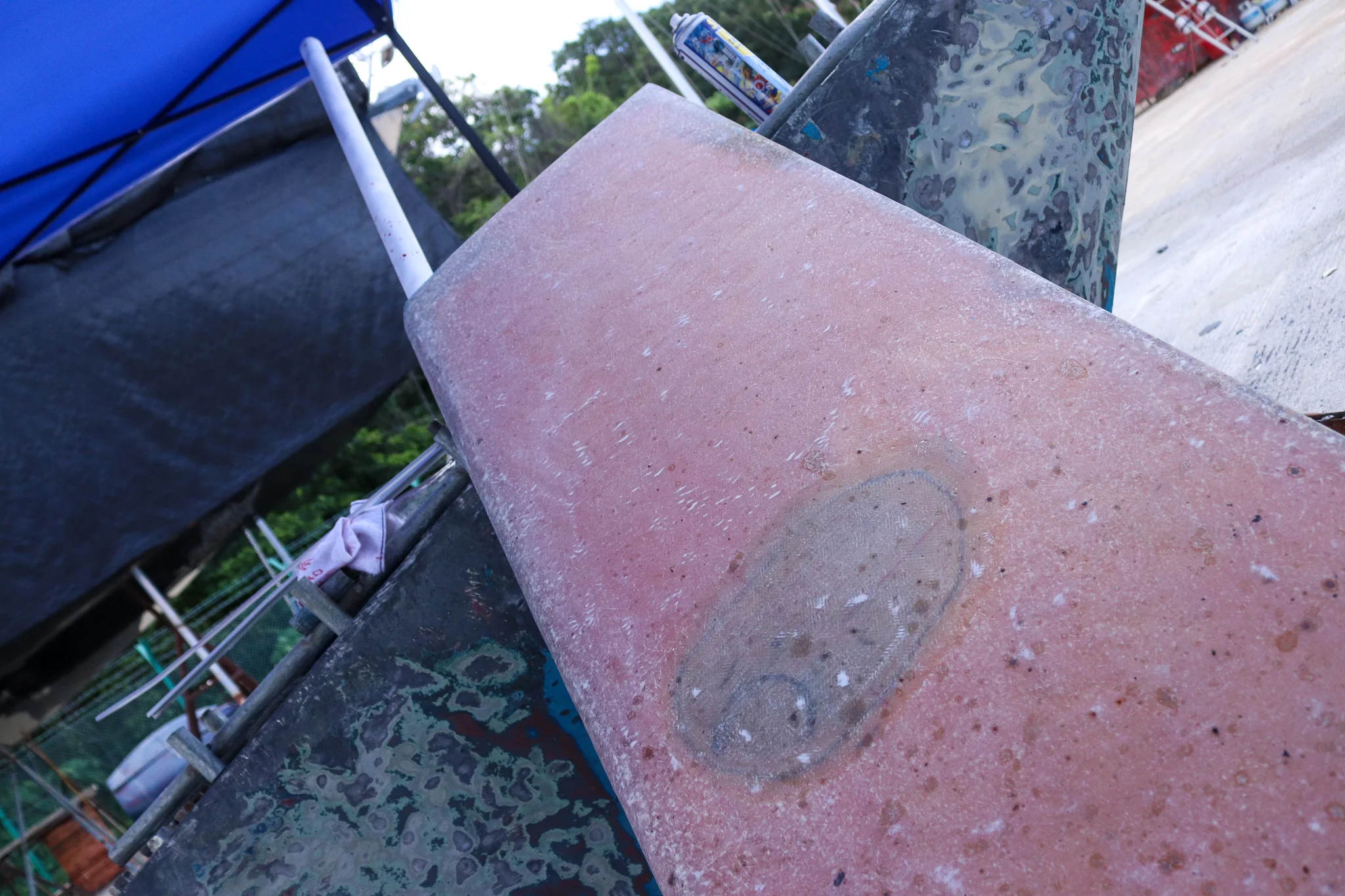 See the frowny-rudder?