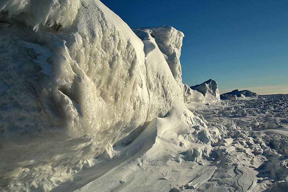 betsie bay ice cliff#2.jpg