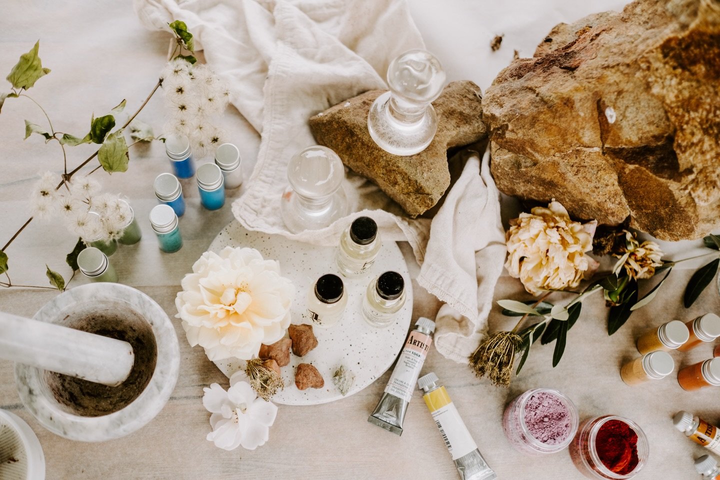 And for a moment. Everything paused. 🏜️ 

a very big announcement and invitation is coming in a few days! Get out your suitcase but be sure to leave room for the magic you will create 💛💛

(Waiting list link is in my bio)

Videos by @visualkara