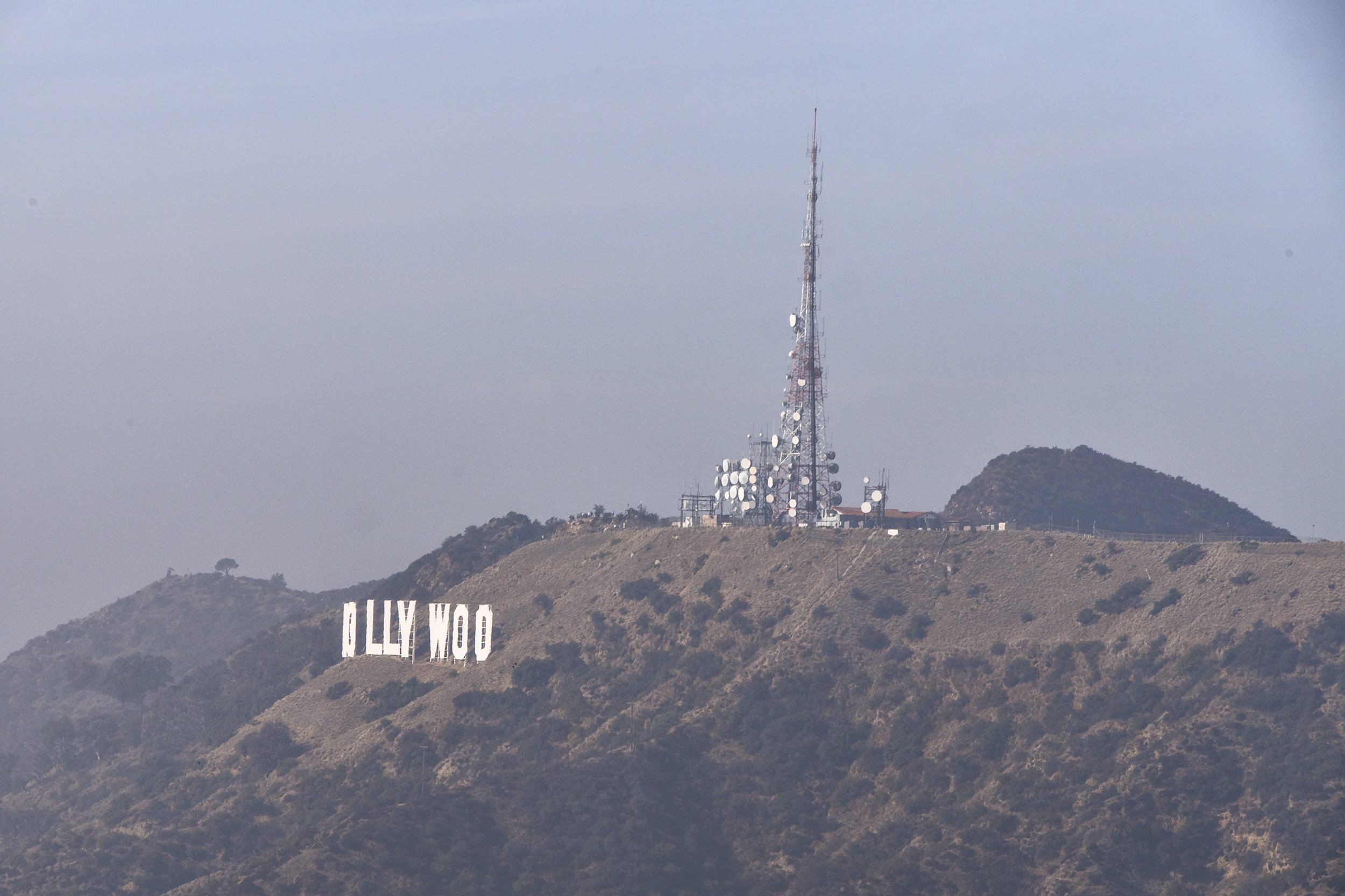 Hollywood sign looking like "ollywoo"