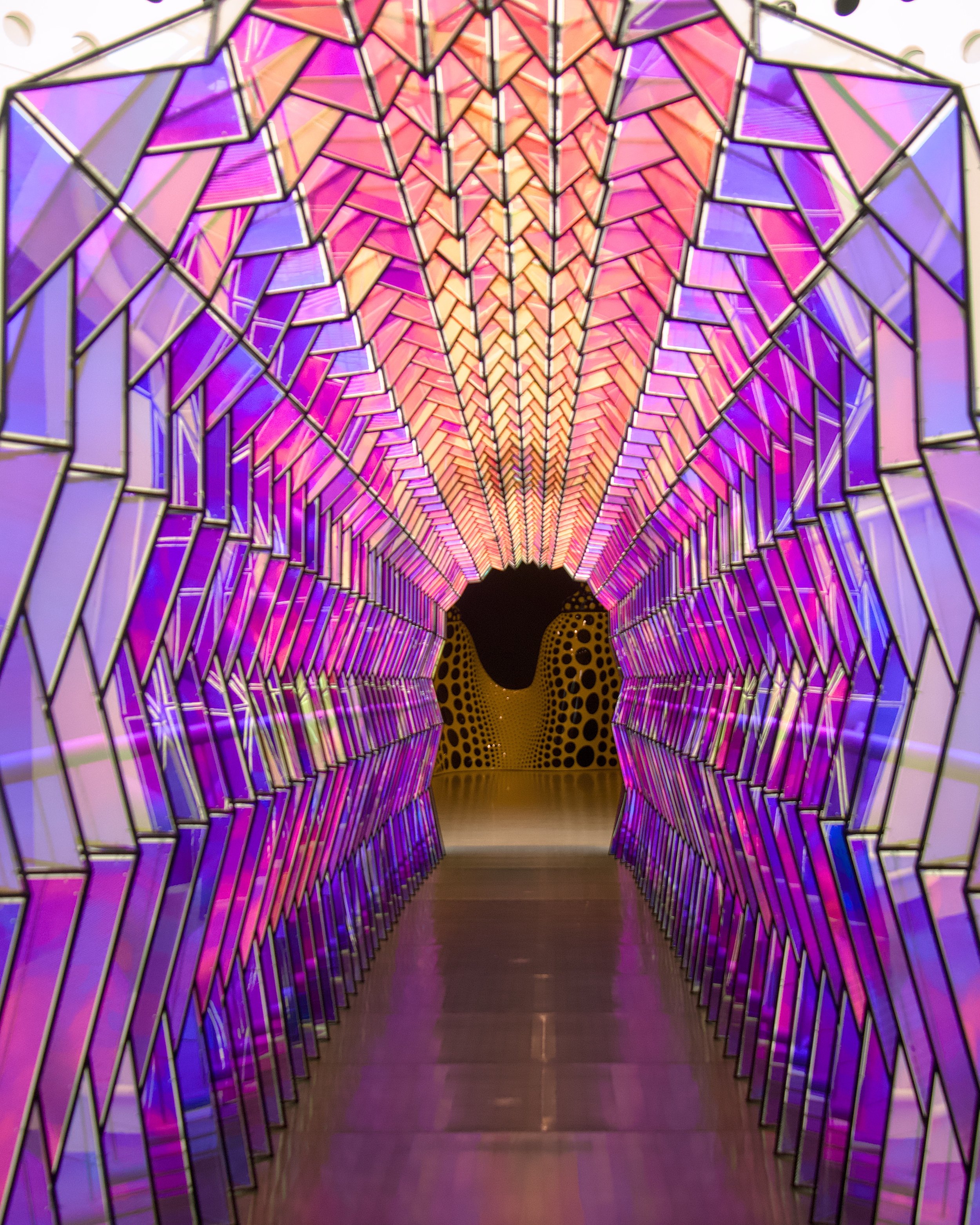 One-way colour tunnel