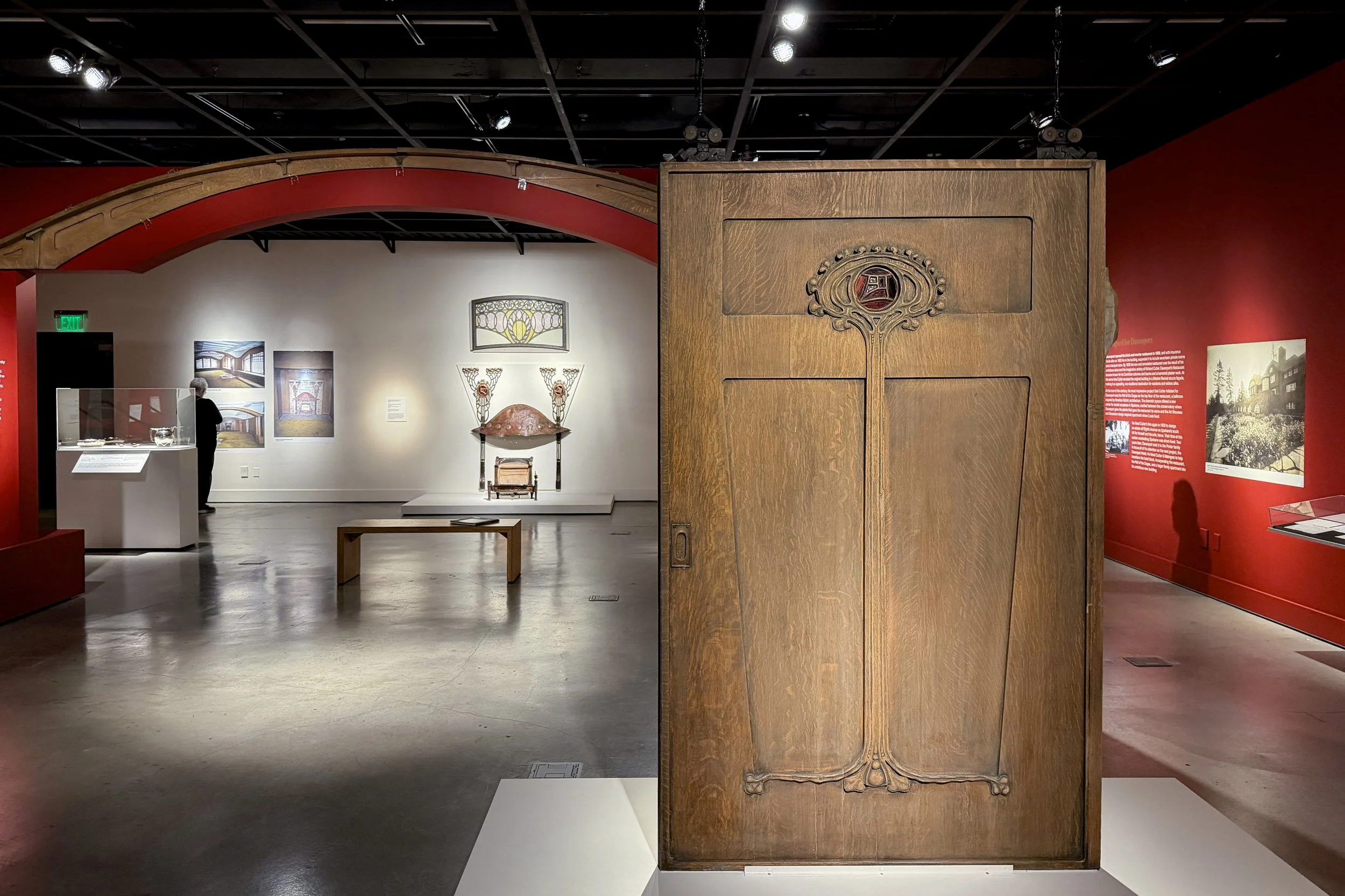 Davenport apartment arch, pocket door