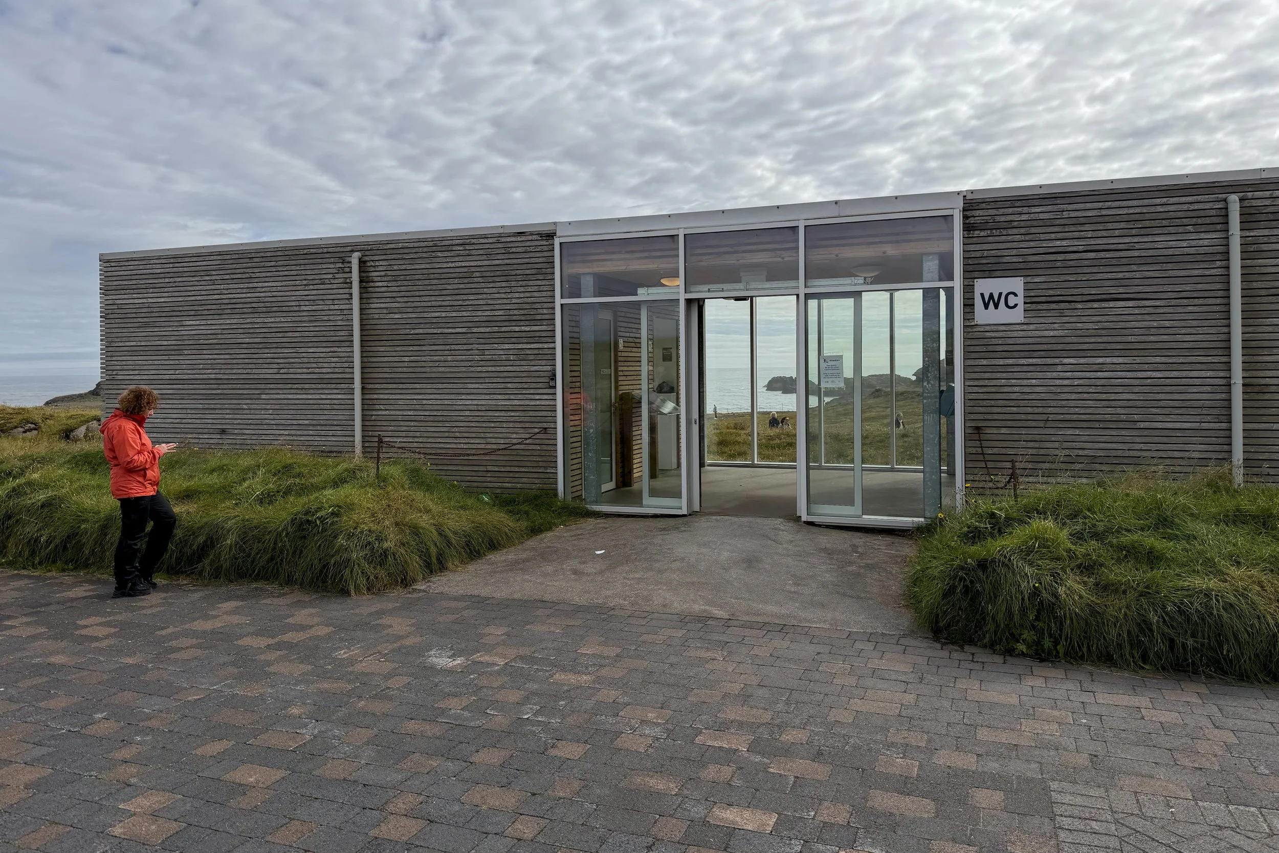 Dyrhólaey Cliffs restroom