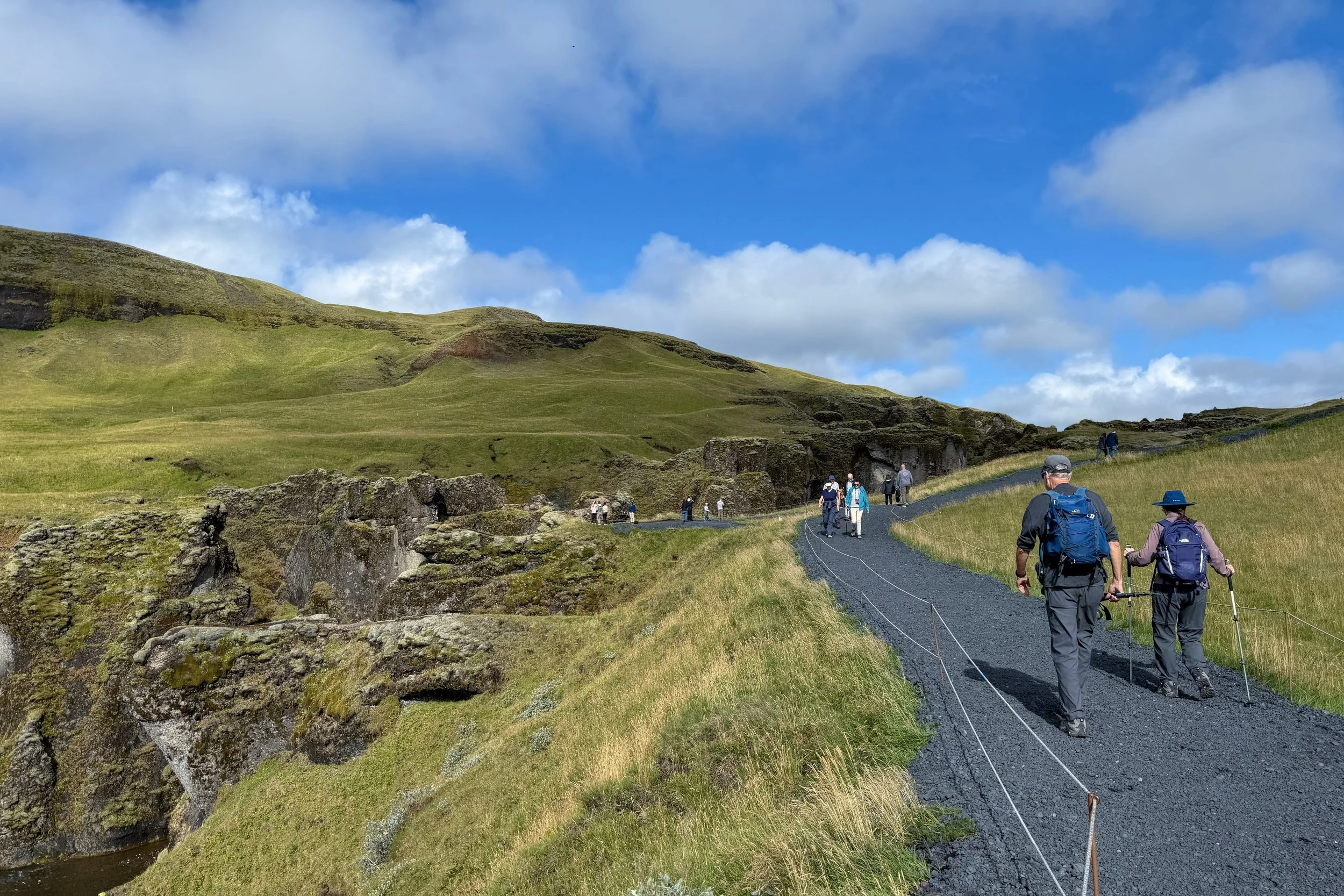 Path along Fjaðrárgljúfur Canyon rim
