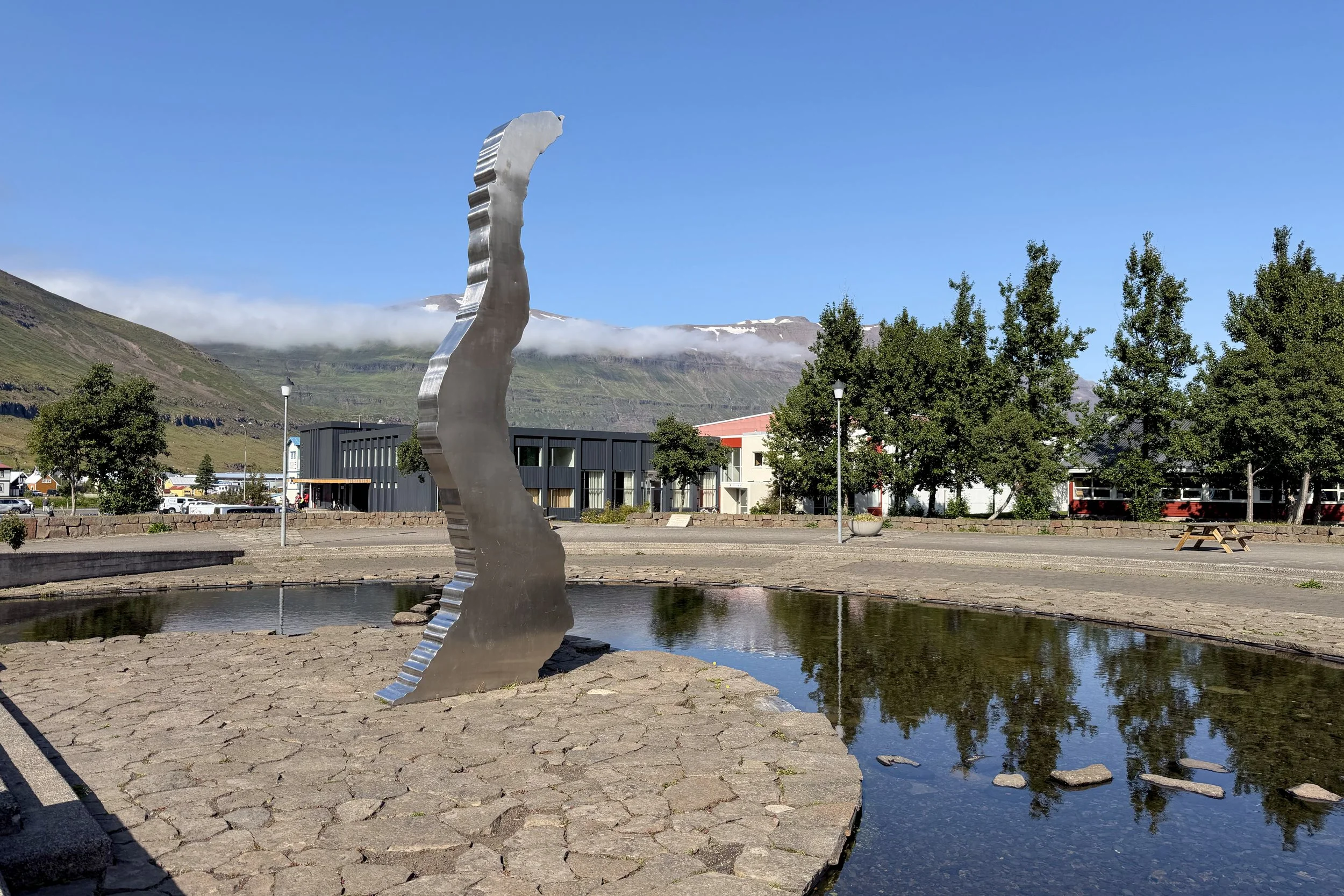Hvernig gengur…? sculpture representing the fjord