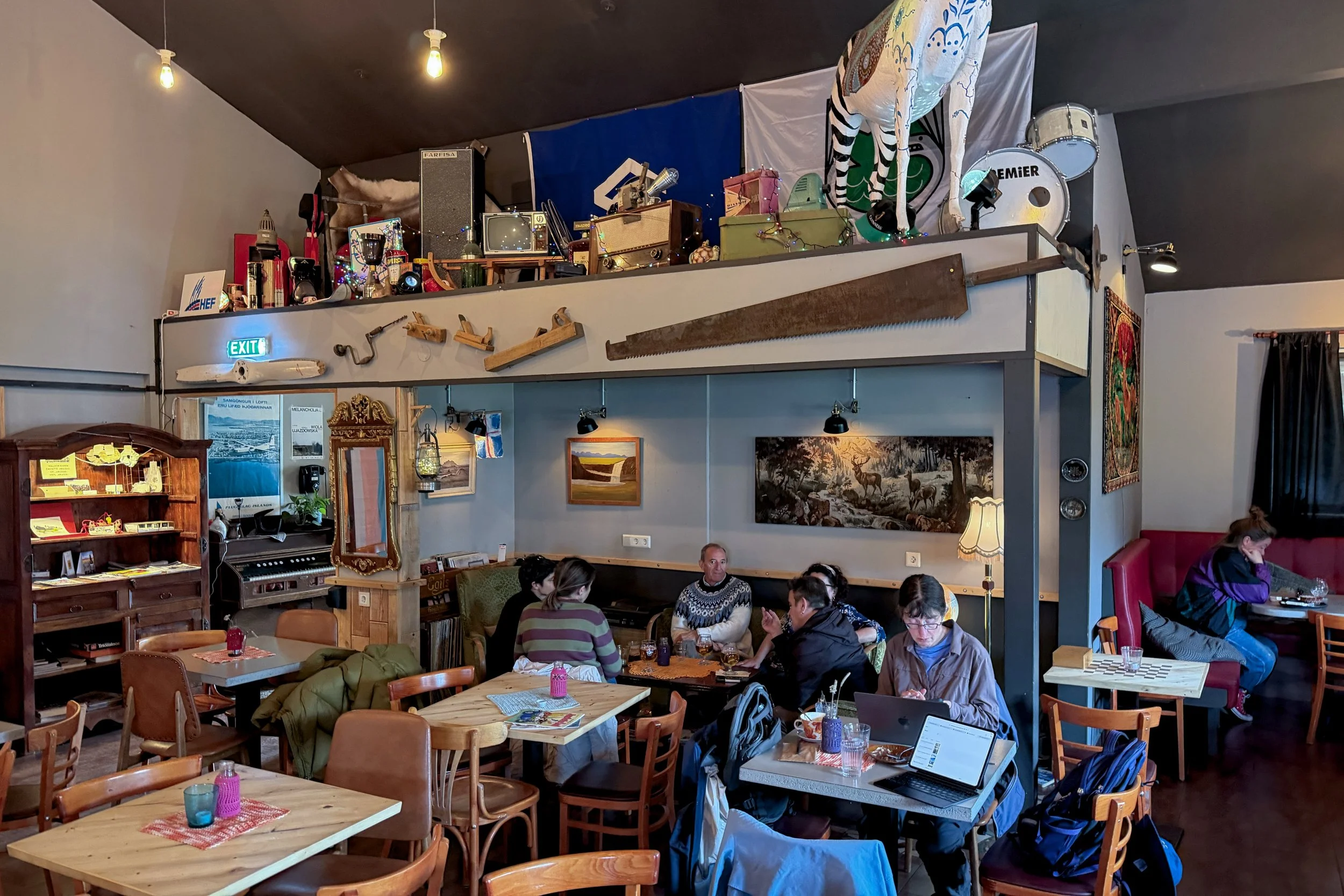 Tehúsið (the café)