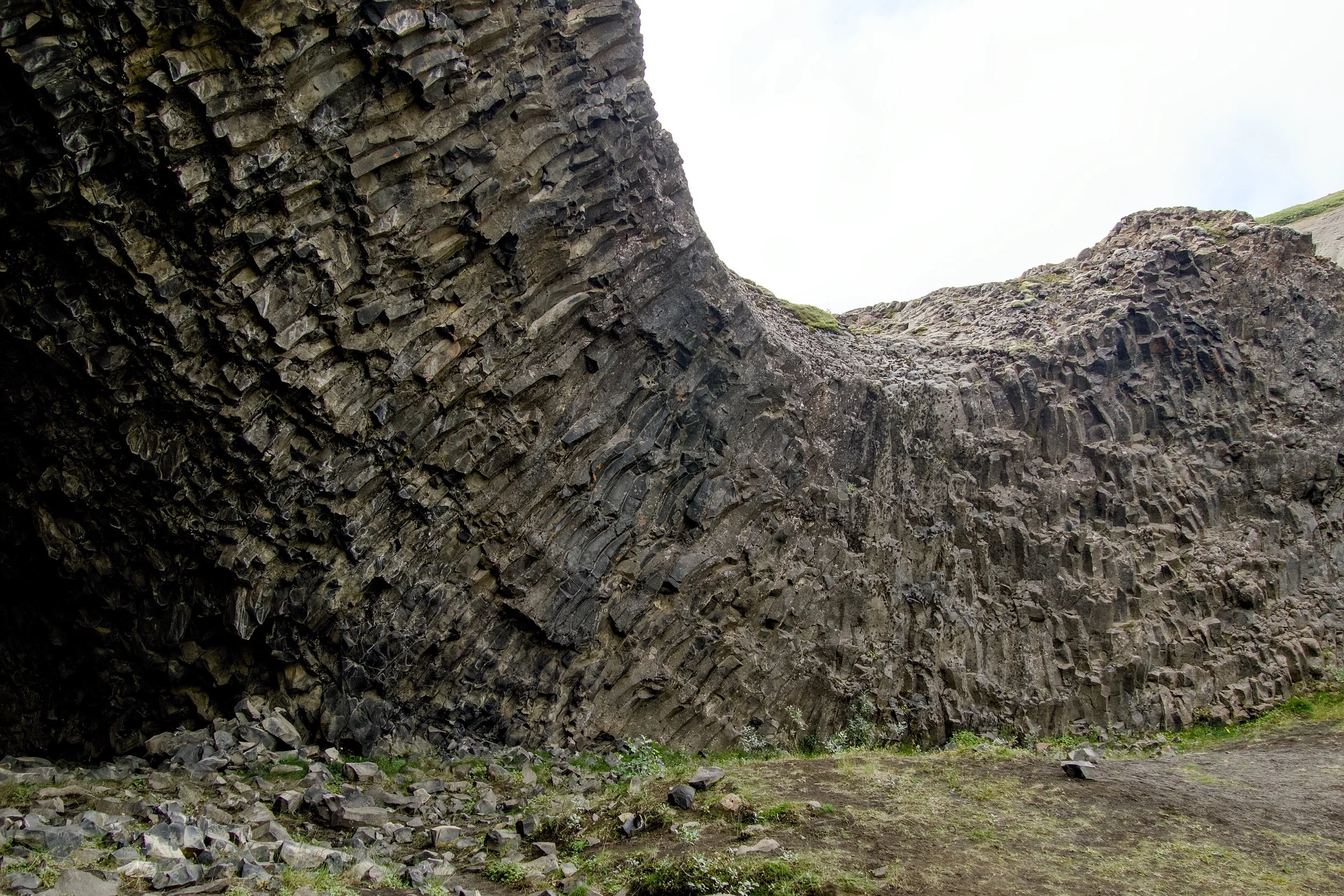 Side of Kirkjan showing columns changing direction