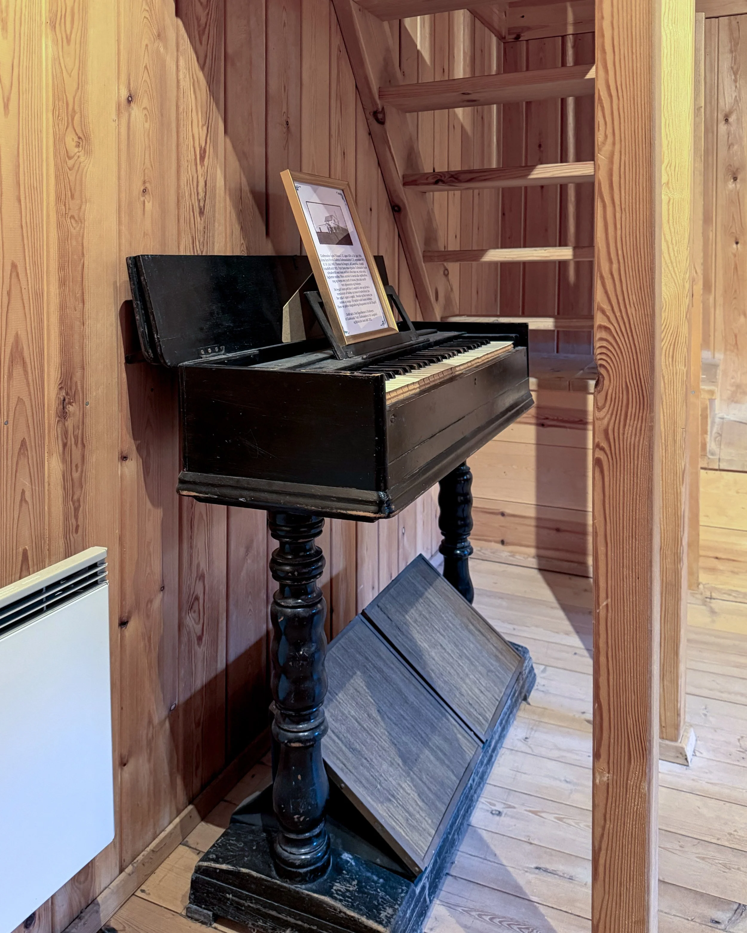 Small pump organ
