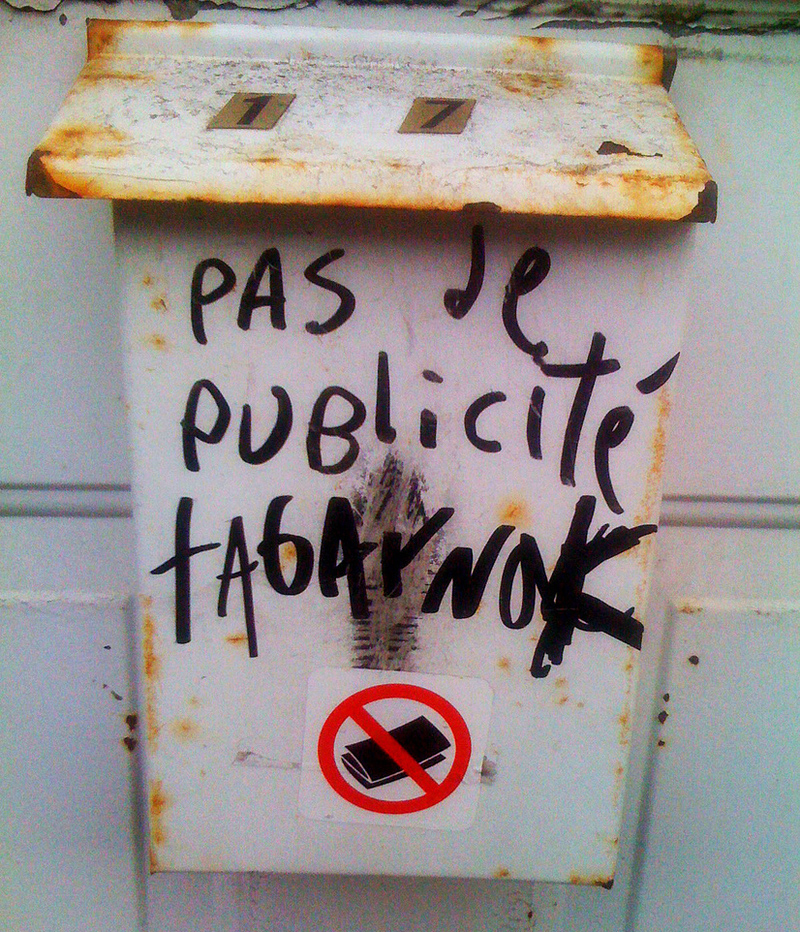 A mailbox with Québec French that roughly translates to "No fucking admail". (Photo: Gates of Ale/CC BY-SA 3.0 )